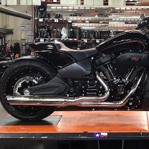 FAT CAT 2 INTO 1 CHROME FOR M8 SOFTAIL 18-UP WIDE TIRE