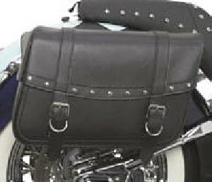 UNIVERSAL HIGHWAYMAN RIVET SLANT-STYLE LARGE SADDLEBAGS (15 1/2