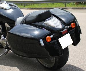 QUICK DETACHABLE HARD SADDLEBAGS FOR M109R (STOCK SIGNALS, AFTERMARKET EXHAUST - NO CUTOUT FOR EXHAUST)